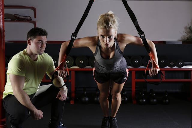 devojka koja vezba so fitnes trener