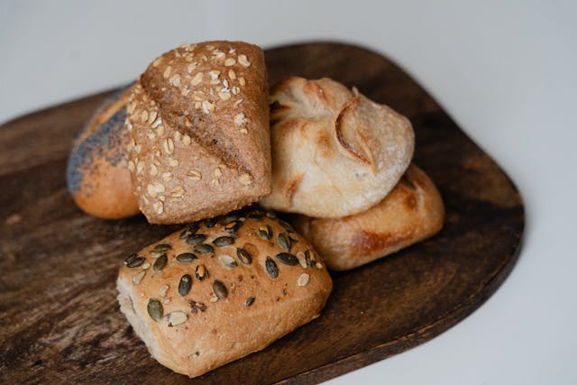 lebcinja na daska za posluzuvanje